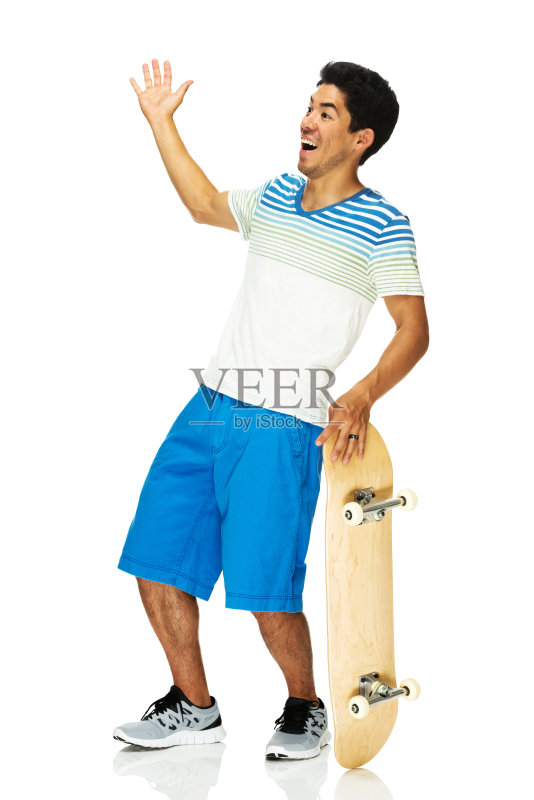 带着滑板的兴奋男人正版图片素材