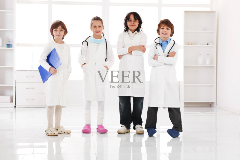 一群小医生站在办公室里。正版图片素材