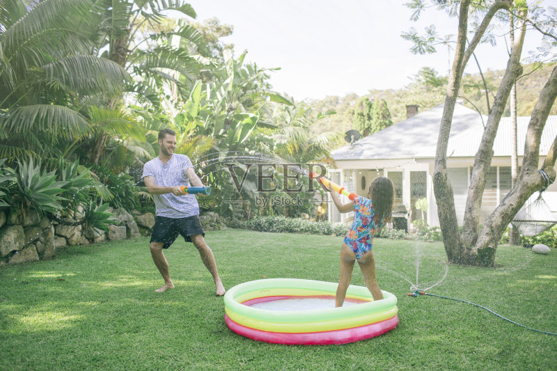 父亲和女儿打水仗正版图片素材