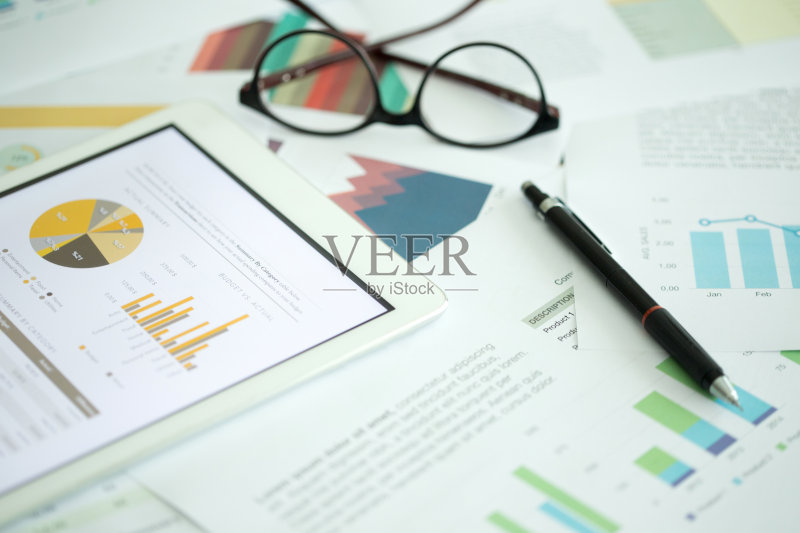 业务和财务概念:业务图表在桌上正版图片素材