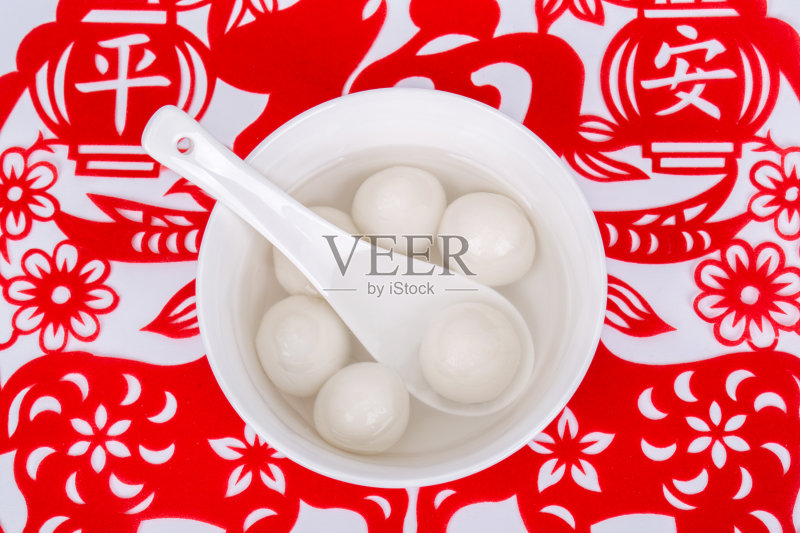 碗中国汤圆上的剪纸窗花装饰正版图片素材