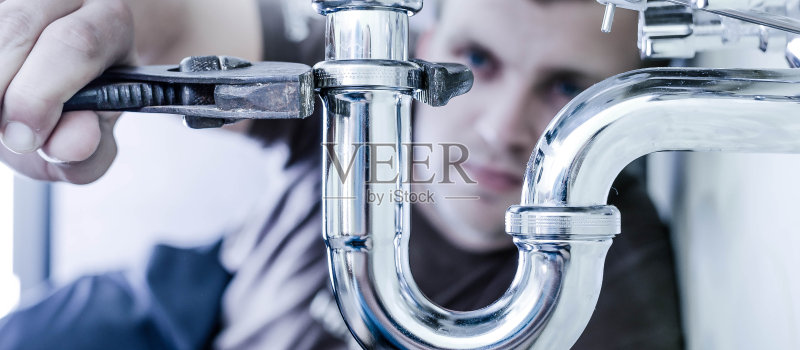 水管工在工作正版图片素材