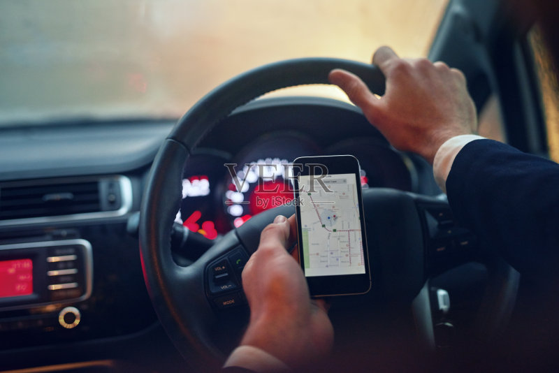 在路上找路正版图片素材