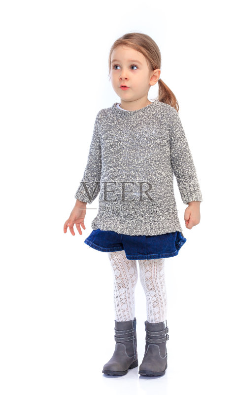 小女孩抬头看正版图片素材