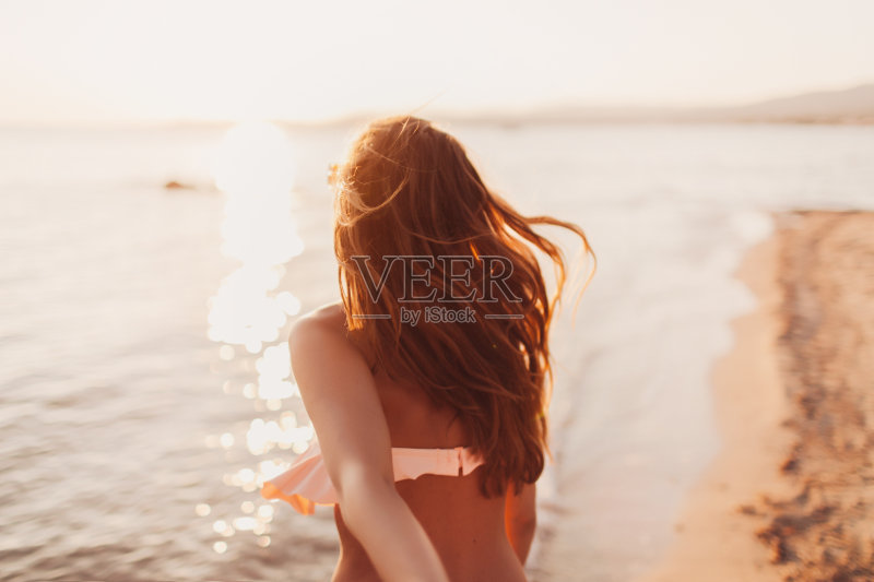 海边的女孩正版图片素材