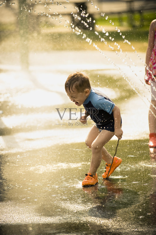 水上乐园的男孩正版图片素材