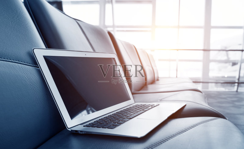 笔记本电脑在椅子上正版图片素材