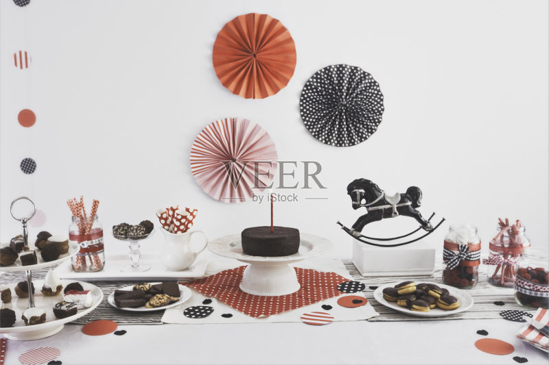 旋转木马生日派对桌上正版图片素材