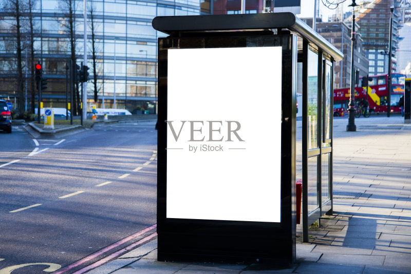 有广告牌的公交车站正版图片素材