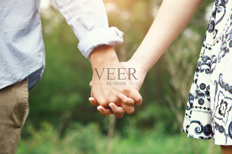 年轻夫妇在外面牵着手正版图片素材