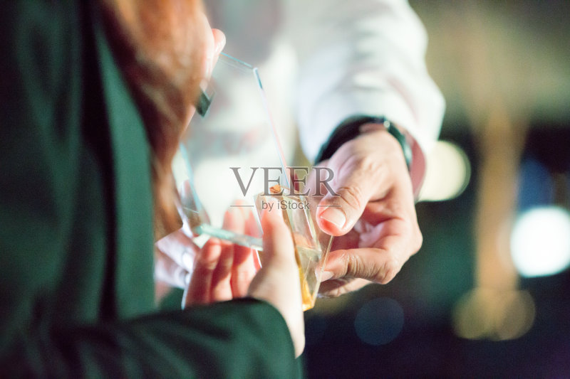 人收到奖正版图片素材