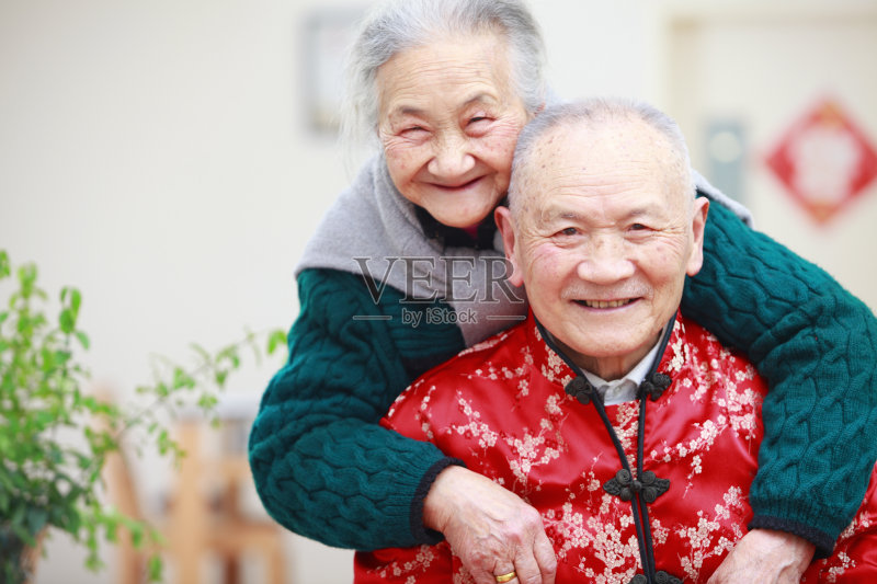 幸福的亚洲老年夫妇在家里的肖像正版图片素材