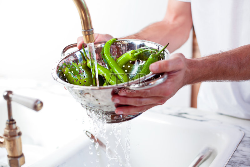 男人洗辣椒正版图片素材
