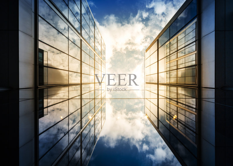 戏剧性的天空和阳光反射在公司建筑正版图片素材