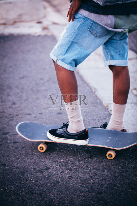 滑板手站在滑板上的腿部拍摄正版图片素材