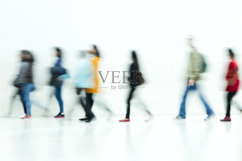 人们在白色背景上行走，运动模糊正版图片素材