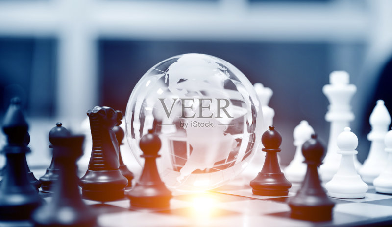 地球仪和棋子正版图片素材