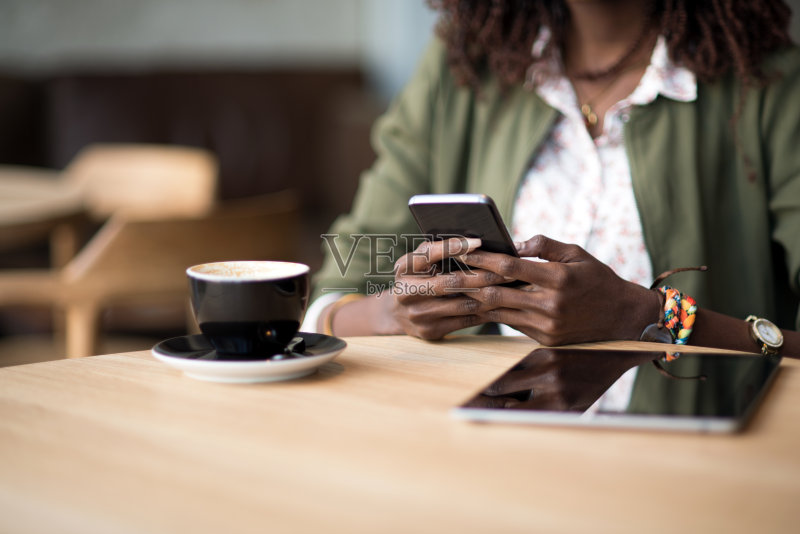 一个女人使用手机的特写正版图片素材