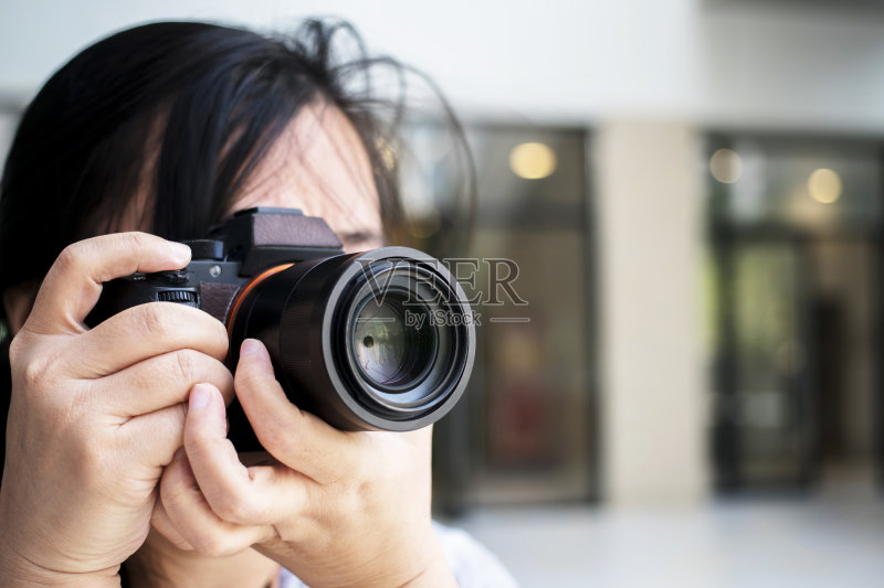 摄影师拿着相机正版图片素材