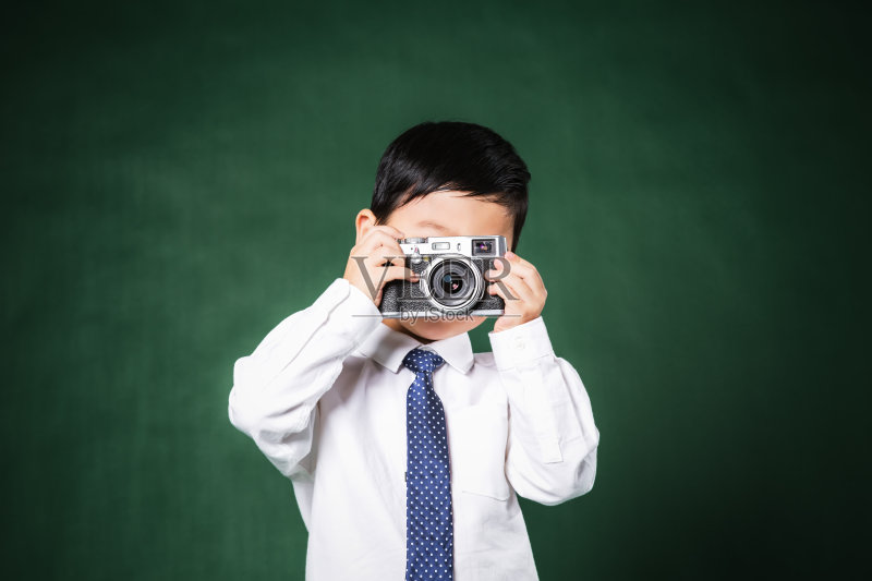 小男孩在公园里拍照正版图片素材