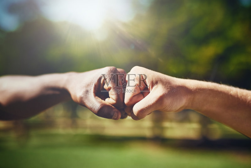 我抓住你了，兄弟正版图片素材