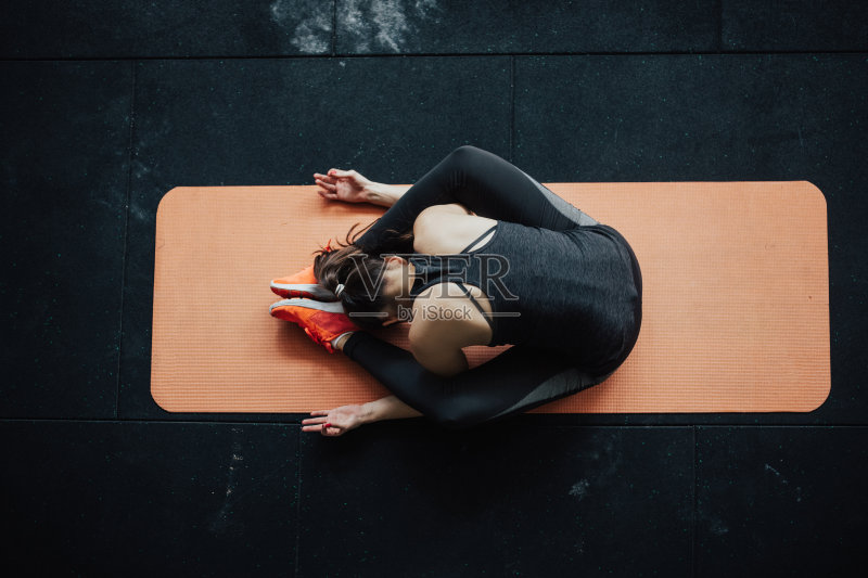 俯视图在瑜伽女人在乌龟的姿势正版图片素材