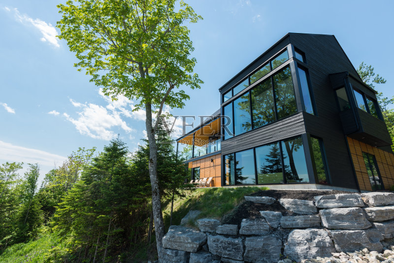 森林里美丽的现代房子。正版图片素材