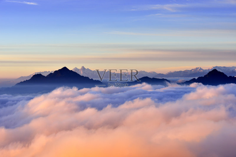 美丽雪山日出(牛背山)正版图片素材