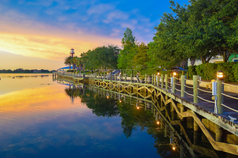 海滨木板路在日落在村庄，佛罗里达正版图片素材