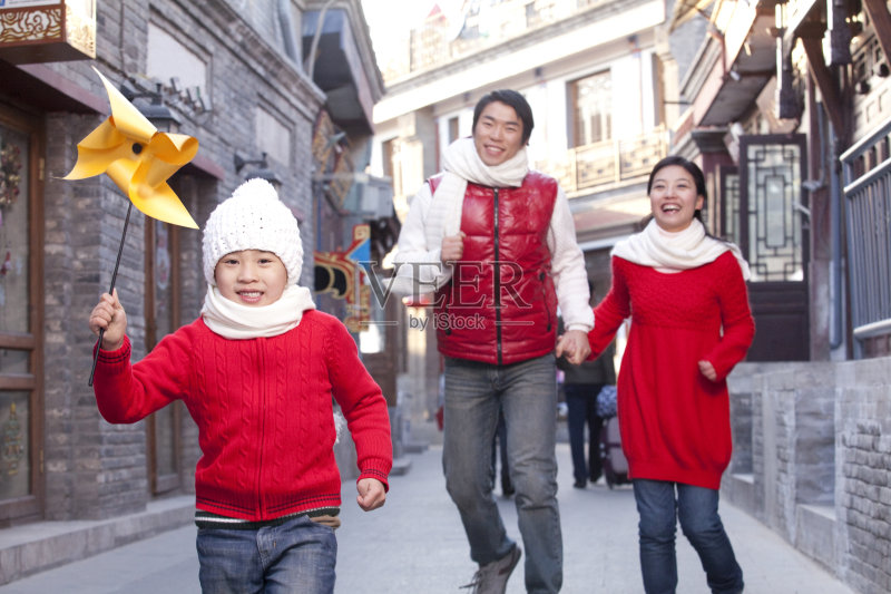 一家人在胡同里玩正版图片素材