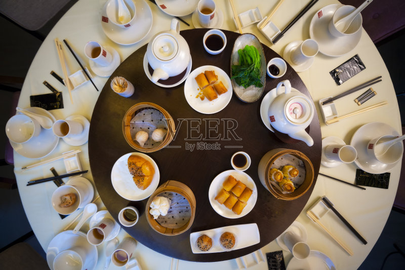 传统圆桌与食物正版图片素材