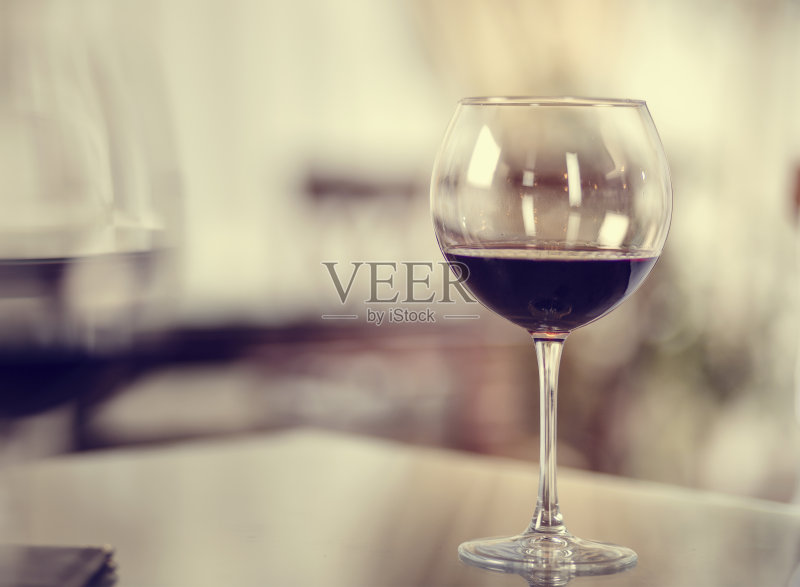 桌上放着一杯酒正版图片素材