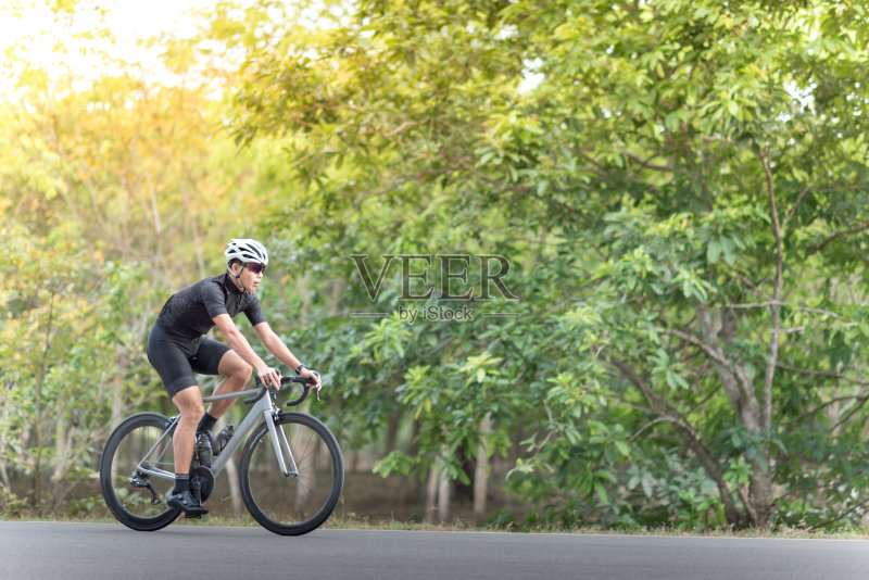 骑自行车的年轻人早上在公园里骑山地车正版图片素材