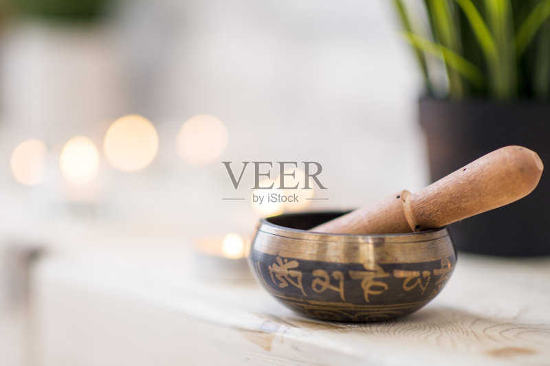 瑜伽馆的歌唱碗正版图片素材