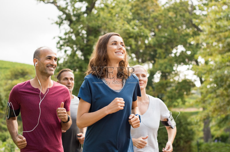 女人和朋友一起跑步正版图片素材