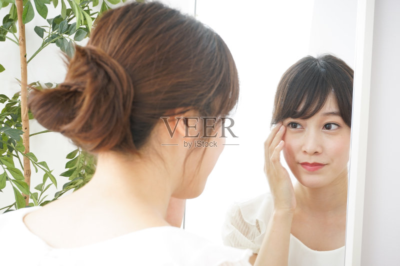 年轻女性皮肤护理正版图片素材