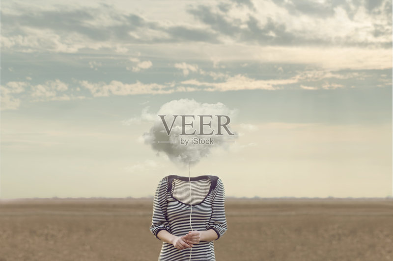 女人的头被柔软的云代替正版图片素材