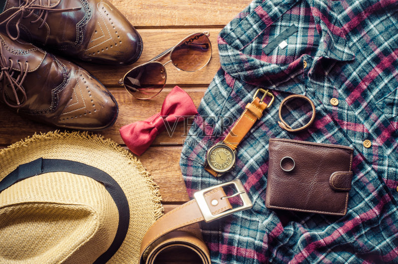 配饰和服饰为男士打造一种木地板生活风格正版图片素材