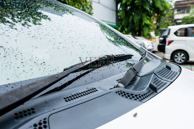 近景老生锈的汽车挡风玻璃雨刷，橡胶刀片看起来很旧。为了安全起见，应该更换一个新的。正版图片素材