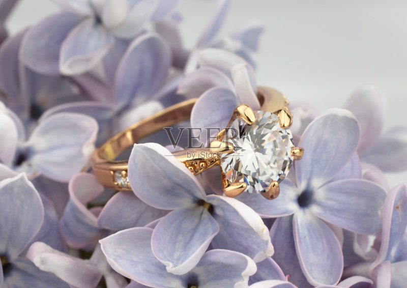 戒指与钻石在紫罗兰花，软焦点正版图片素材