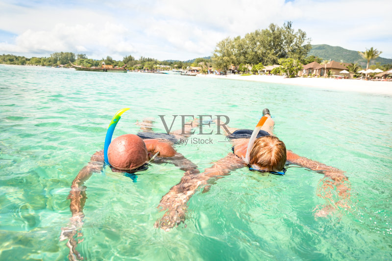 资深夫妇度假者一起游泳在泰国的热带利比海-浮潜旅行在异国情调的场景-活跃的老年人和旅游概念在世界各地-温暖的绿松石滤色色调正版图片素材