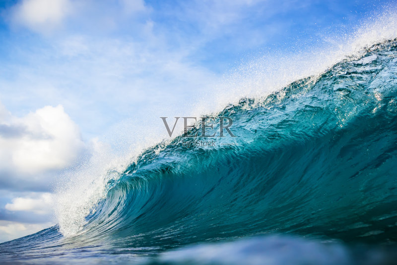 美丽的水晶波在海洋。清澈的波浪和阳光正版图片素材