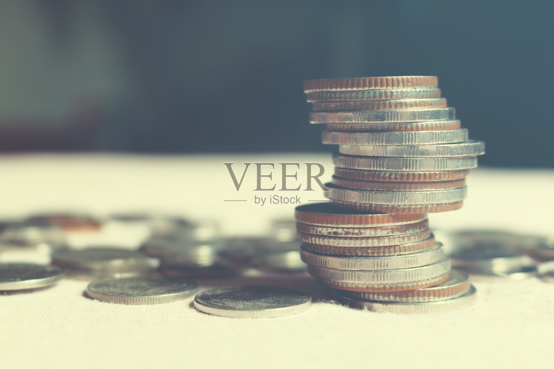 硬币叠桌办公，具有财务节约理念。正版图片素材