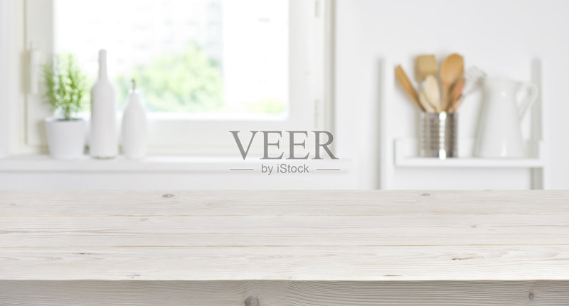 模糊的厨房窗户和架子背景上的木桌正版图片素材