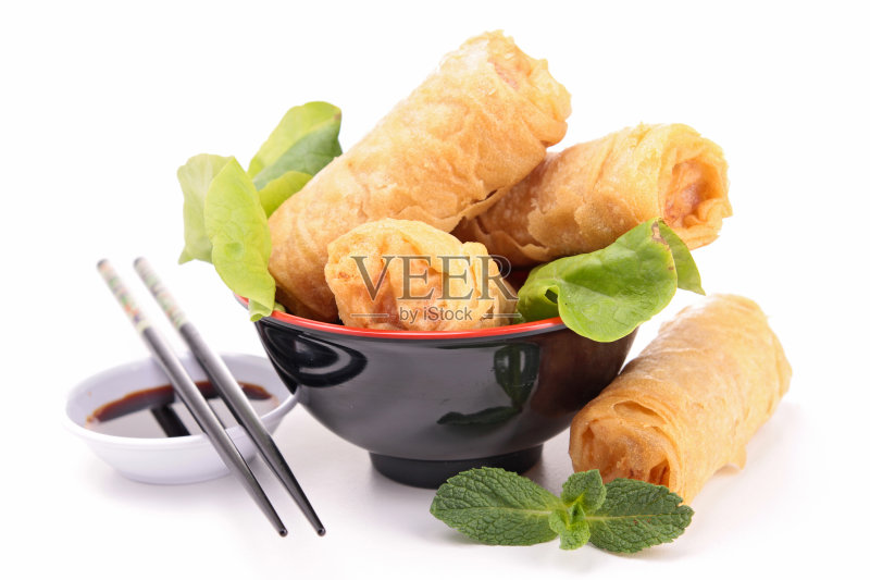 杯中单独的春卷和两根中国棍正版图片素材