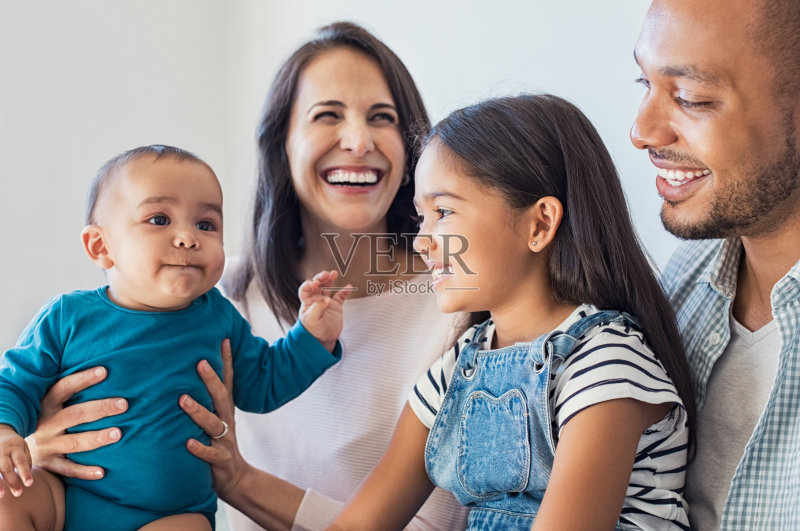 家人和孩子们玩得开心正版图片素材