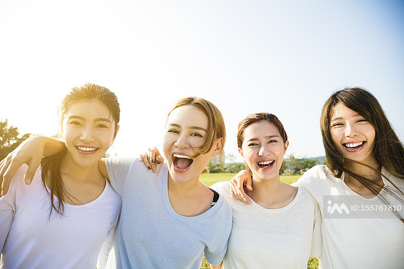 一群年轻漂亮的女人在微笑照片摄影图片
