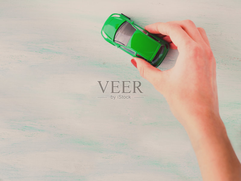 玩具车女人的手。购买保险贷款旅游理念正版图片素材