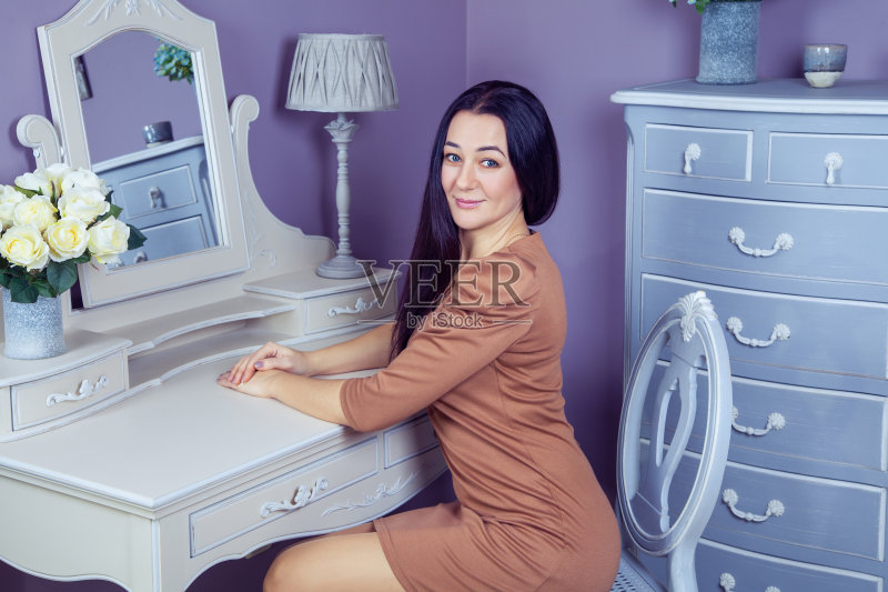 美丽的女人和她的梳妆台正版图片素材