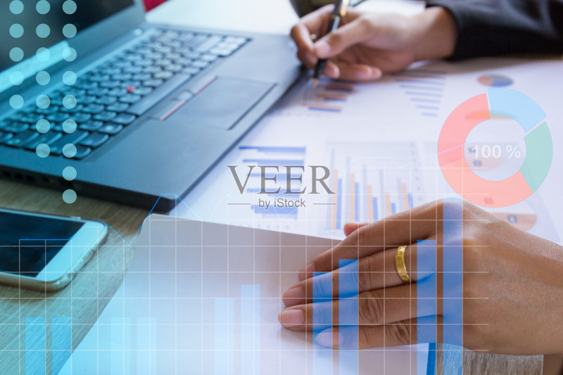 商人手打开笔记本正版图片素材